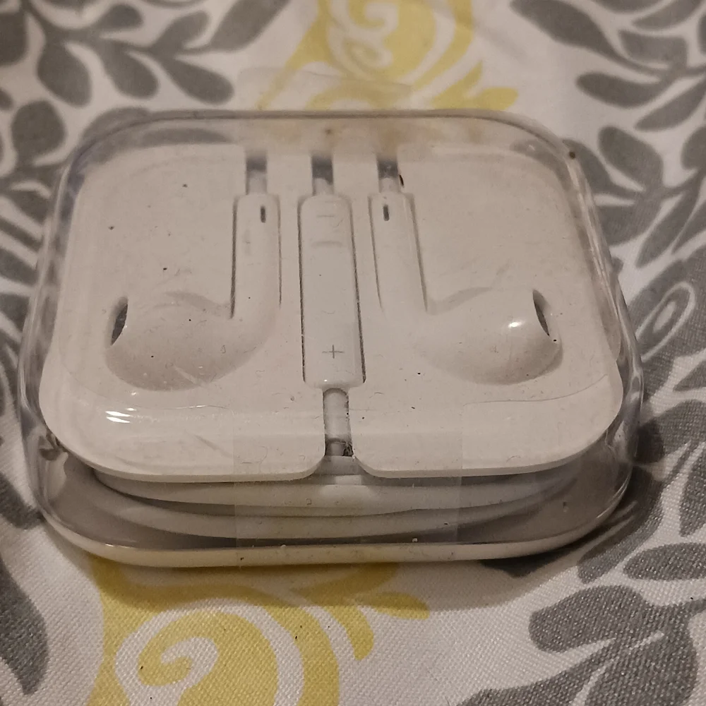 NWT! APPLE EARBUDS